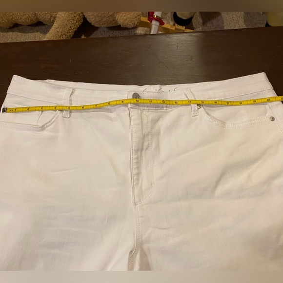 WOMEN’S Gloria Vanderbilt White Button Up Slimming Shorts Size 18 - Picture 3 of 7